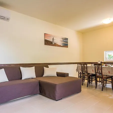 Grey House * Pula